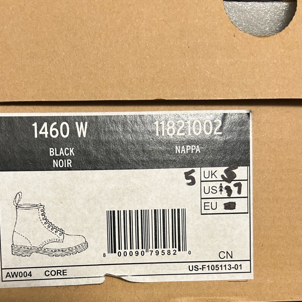 New in box! Sz 7 US Doc Martens boots